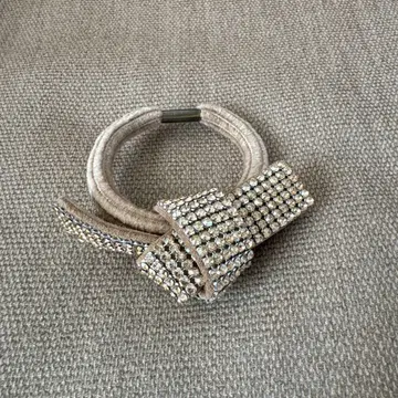 acca 스톤 부착 베이지 머리끈