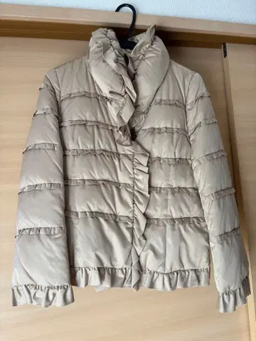 TO BE CHIC 프릴 다운 자켓 베이지