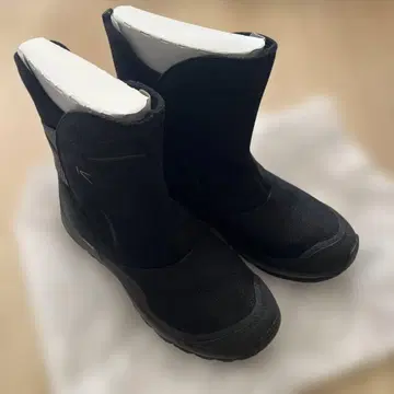 KEEN 블랙 숏부츠 방수 기능 포함