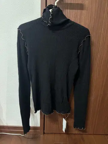 프릭스스토어 프릴 장식 리브 스웨터 블랙