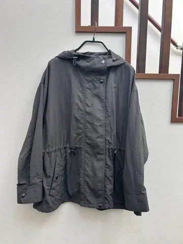 뷰티 앤 유스 나일론 자켓 마운틴 후드티