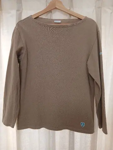 Orcival 베이지 긴팔 티셔츠