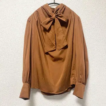 프레이 아이디 2way 보타이 새틴 블라우스 카멜 브라운