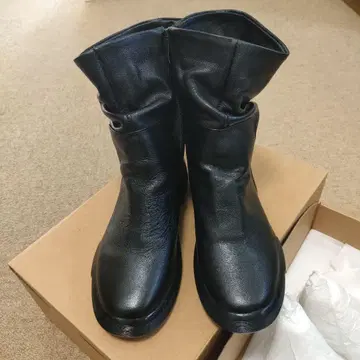 블랙 가죽 부츠 사이드 지퍼 부착