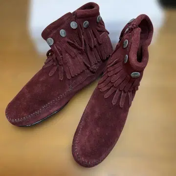 미네통카 버건디 프린지 모카신 부츠