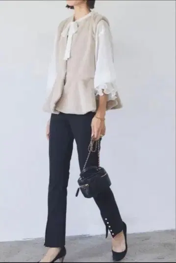 VERITE 인조 모피 페플럼 베스트 베이지