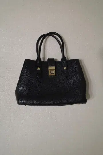 블랙 가죽 핸드백 텍스처 마감