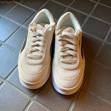 PUMA 통굽 아이보리 블랙 스니커즈 22cm