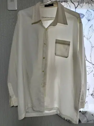 크림색 버튼업 셔츠 실크 셔츠입니다.