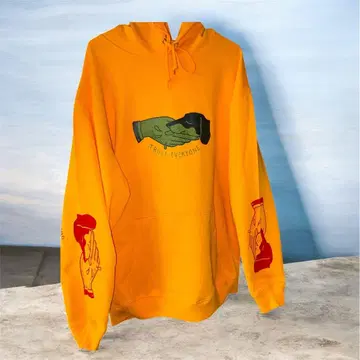 오렌지 핸드셰이크 후드 부착 맨투맨