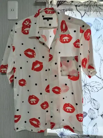 빨간 입술 패턴 반팔 셔츠 L 사이즈
