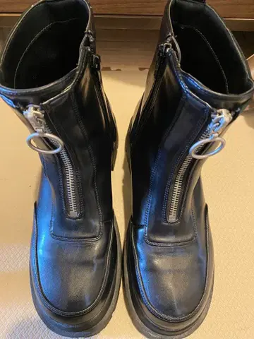 지퍼 달린 블랙 통굽 부츠