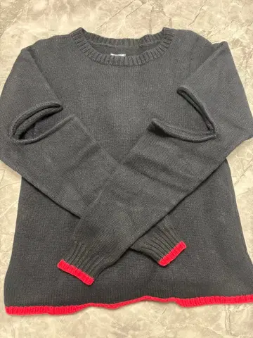 블랙 니트 스웨터 팔꿈치 슬릿 포함