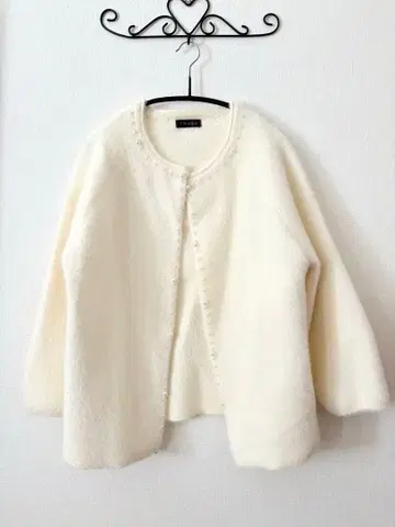 아이보리 퍼 스타일 코트 버튼 포함