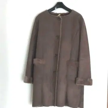 무스탕 코트입니다.