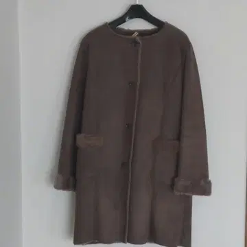 무스탕 코트입니다.