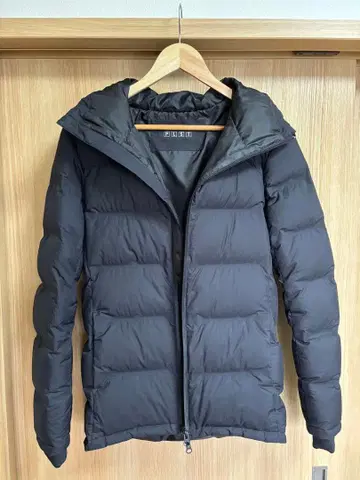 후드 부착 블랙 다운 자켓