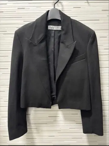 블랙 테일러드 자켓 숏 기장