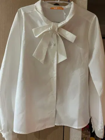 Fint 리본 포함 화이트 긴팔 셔츠