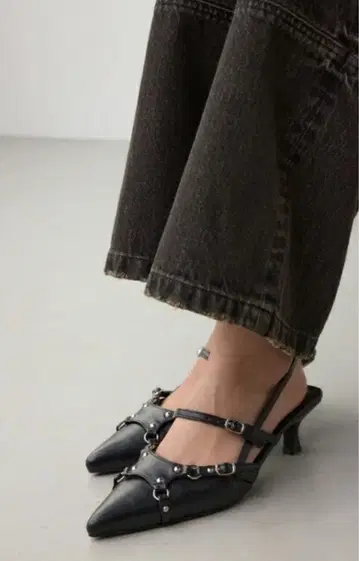 호리타 아카네 착용 포인트 벨트 디자인 펌프스 AZUL BY MOUSSY