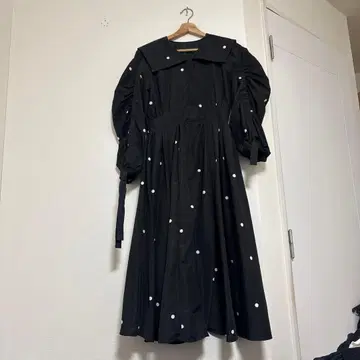 블랙 도트 무늬 미디 기장 원피스
