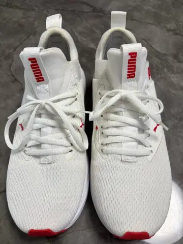 PUMA 화이트/레드 러닝화
