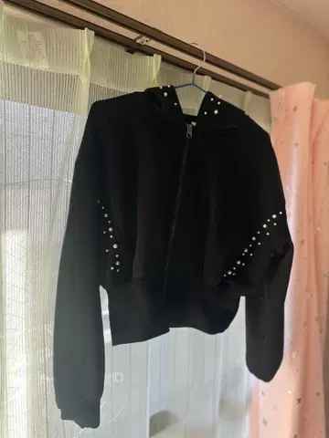 스터드 장식 블랙 크롭 후드티