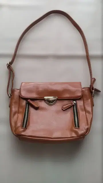 브라운 밴드 포함 숄더백 프론트 지퍼 포함 벨트 조정 가능 중고