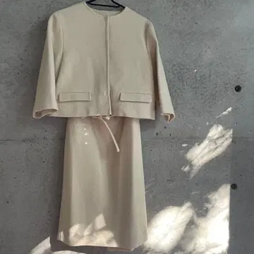 아이보리 자켓과 스커트 세트