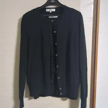 쿠미쿄쿠의 블랙 가디건과 긴팔 하운드 투스 패턴 스웨터 앙상블