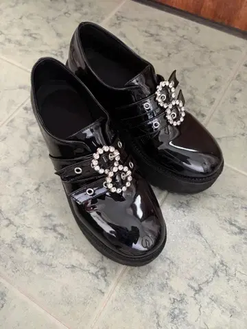 블랙 비쥬 장식 통굽 신발 26.0cm