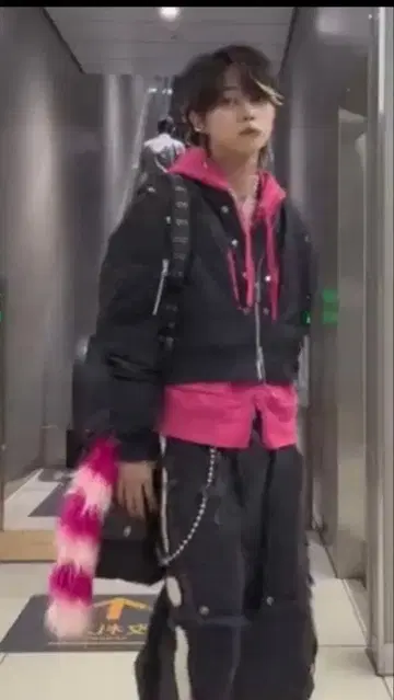 [ a2o ] 컷오프 후드 맨투맨 핑크 takato 착용