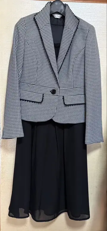 체크 무늬 자켓과 블랙 드레스 세트