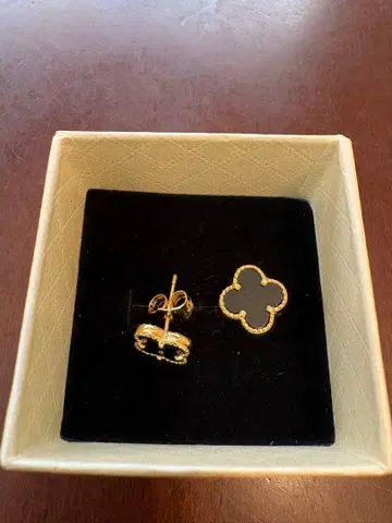 네잎 클로버 모양 귀걸이