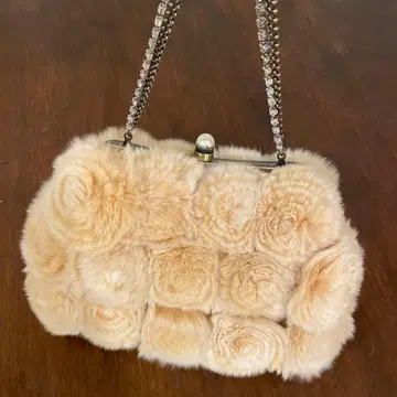 베이지 퍼 클러치백