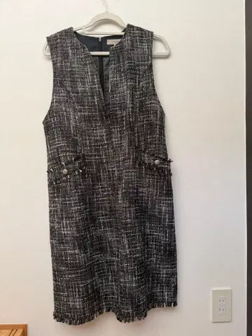 JUSGLITTY 트위드 슬리브리스 무릎 기장 원피스 블랙/화이트