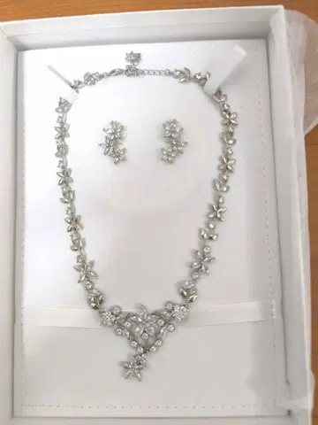 러브 티아라 목걸이 귀걸이 착용 사진 있음