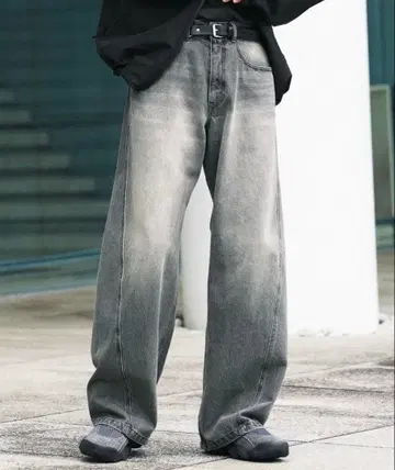 VINTAGE WASHED CURVED DENIM