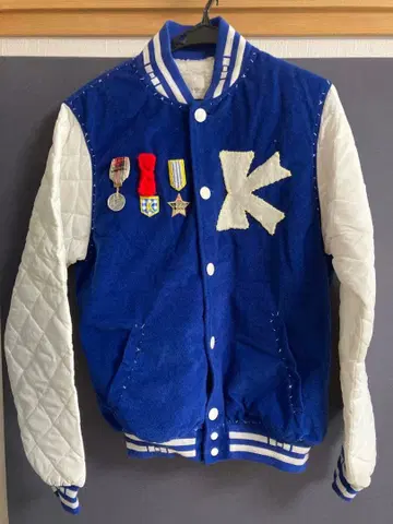 비침 없는 바시티 자켓 케이스케칸다