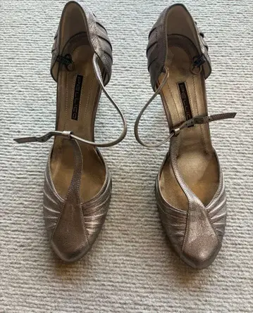 펠리코 메탈릭 실버 펌프스