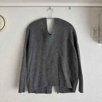 그레이 V넥 스웨터 뒷면 리본 디자인