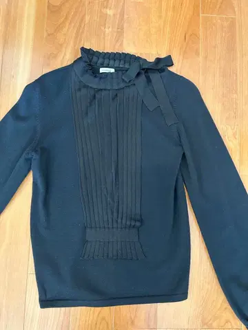 cacharel 세련된 블랙 니트 플리츠, 리본 디자인