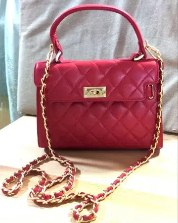 진한 빨간색 가죽 퀼팅 숄더백