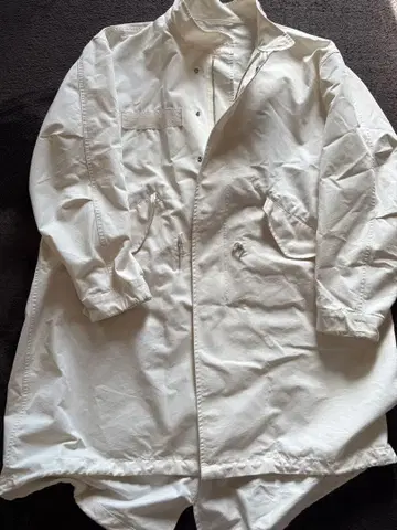 화이트 롱 코트