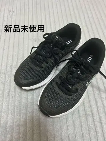 미사용 새상품 언더아머 스니커즈 23.5cm