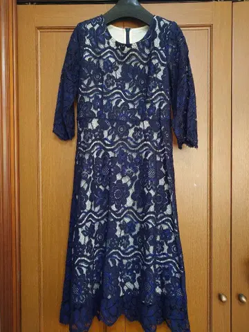 네이비 레이스 꽃무늬 반팔 무릎 기장 드레스