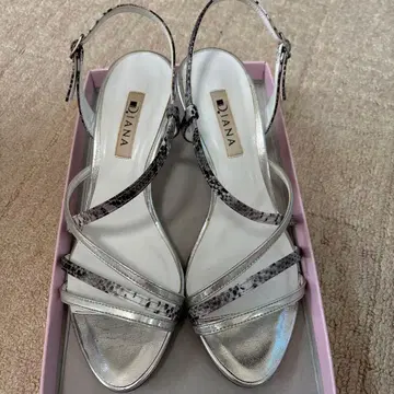 다이애나 그레이 뱀 프린트 스무스 샌들