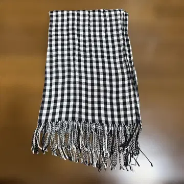 체크 무늬 프린지 스톨