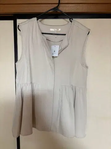 Chay ioi 슬리브리스 셔츠 베이지