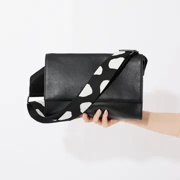 ear PAPILLONNER 와이드 패턴 테이프 숄더백 블랙